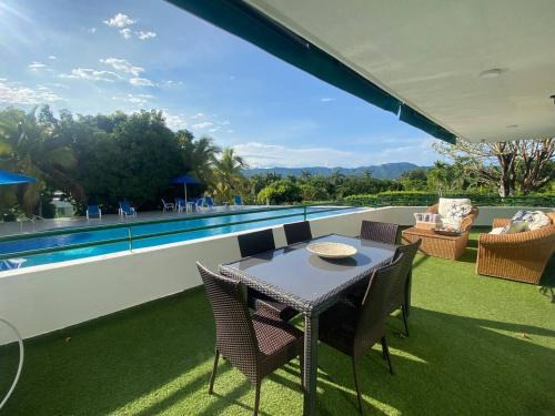 Girardot Apartment | Pet-Friendly Oceanfront Apartment with Pool and Spa