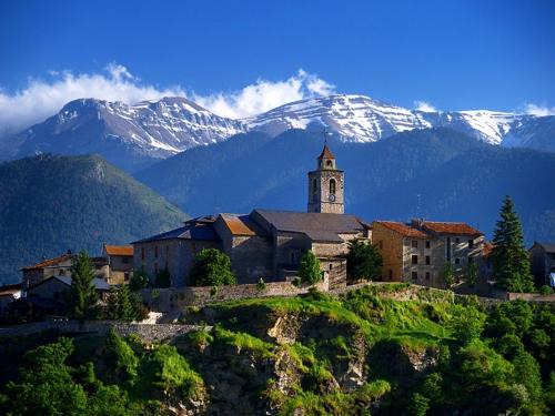 Bellver de Cerdanya Apartment | Central Bellver Apartment: Family & Pet Friendly Retreat