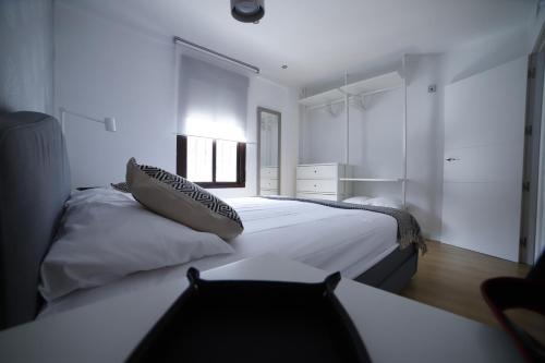 San Basilio Apartment | Child-Friendly Apartment Near Torre de Belen, San Basilio