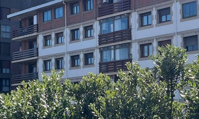 Las Arenas Apartment | Cozy Apartment for 4 in Leioa with Kitchen & Spa Access
