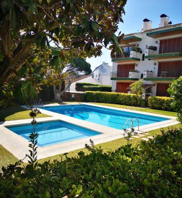 Calella de Palafrugell Apartment | Enjoy a Poolside Escape at L'Áncora - 4-Star Stay