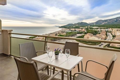 L'Hospitalet de l'Infant Apartment | Stunning Apartment with Terrace and Mountain Views