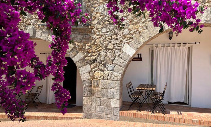 Sant Marti d'Empuries Apartment | Oceanfront Getaway at Apartamento La Palmera Plaza