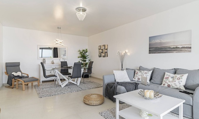 Canico Apartment | Spacious Apartment with Pool and Ocean View in Caniço VI