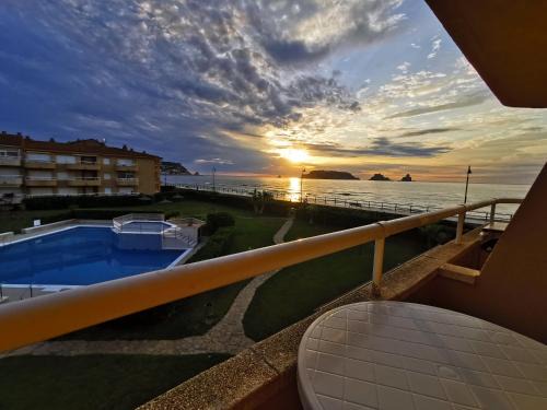 Els Griells Apartment | Oceanfront Apartment Estartit Argonavis with Pool & Views