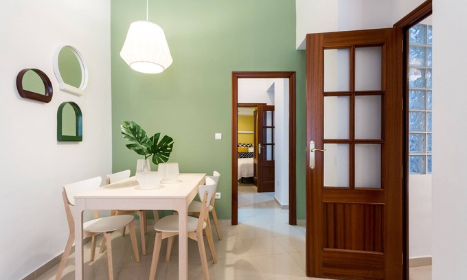 Encarnacion-Regina Apartment | Family-Friendly Apartment on Calle Gerona with Spa & Breakfast