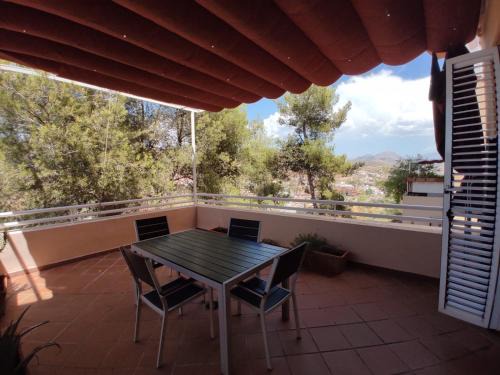 Bola de Oro Apartment | Experience El Serrallo in Granada: 4-Star Family Retreat