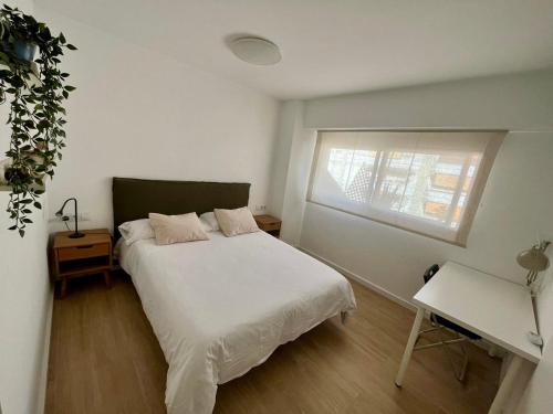 Trinitat Apartment | Explore Comfort at Apartamento Jardines de Viveros