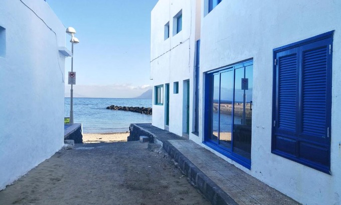 Caleta de Famara Apartment | Oceanfront Apartment La Caleta with Pet-Friendly Amenities