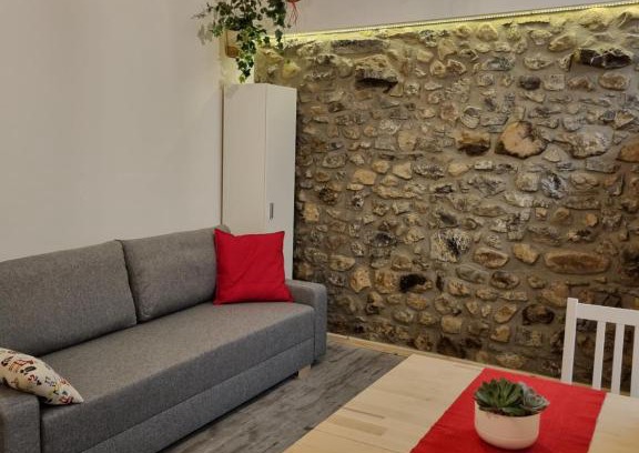 Cofinal Apartment | Stylish Apartamento La Fragua 1 with Hot Tub & Breakfast