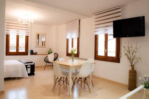 Monroyo Apartment | Exceptional Stay at Apartamento La Placeta - Pet Friendly!