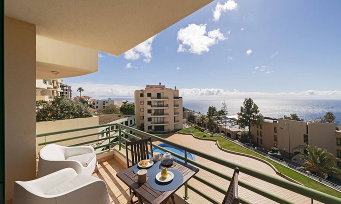 Canico Apartment | Bright Apartment with Pool and Spa - Garajau IV, Rated 9.8