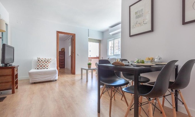 La Buhaira Apartment | Bright and Cozy Apartment in Sevilla with A/C & Child Friendly