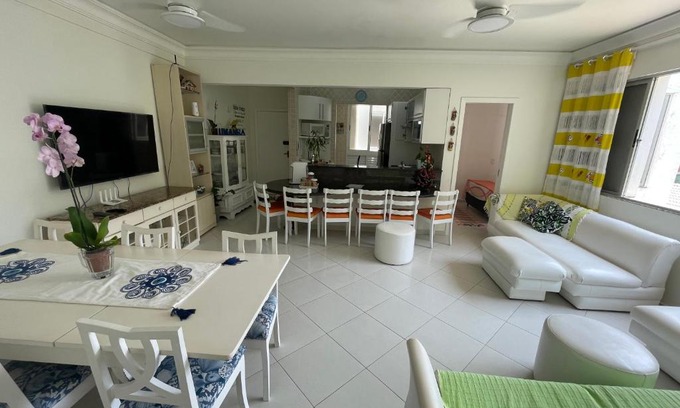 Matinhos Apartment | Beachside Getaway: Apartamento Maré Mansa with Wifi