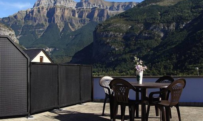 Torla Cottage | Cozy Marbore Apartment for 4 with Spa & Breakfast Included