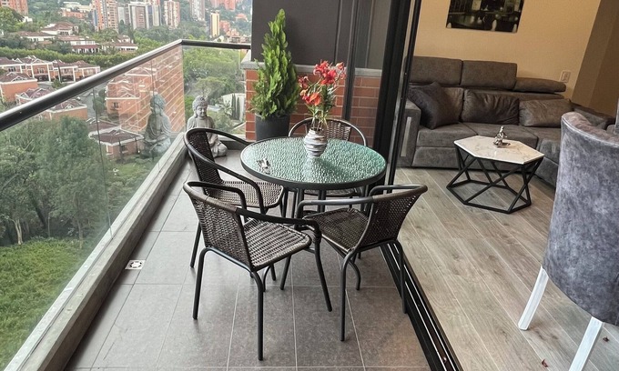 La Candelaria Apartment | New Apartment in Poblado with Spa and Pet-Friendly Access