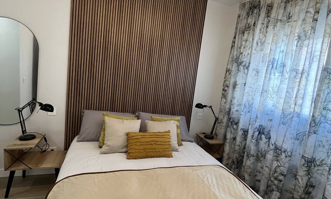 Adelfas Apartment | Modern Apartment Near Metro with Spa and Breakfast Option