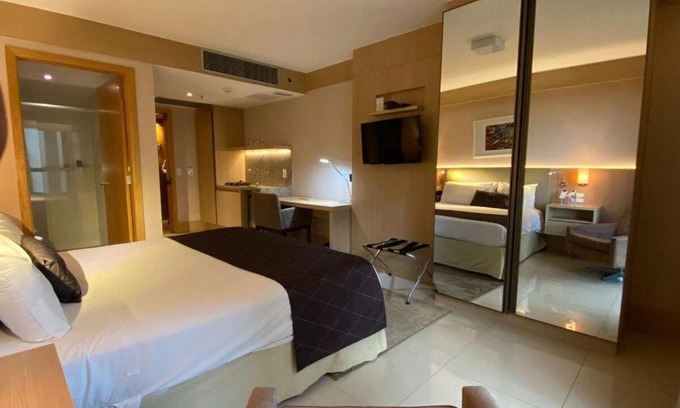 Setor Hoteleiro Norte Apartment | Inviting Hotel Cullinan Apartment with Pool & Hot Tub