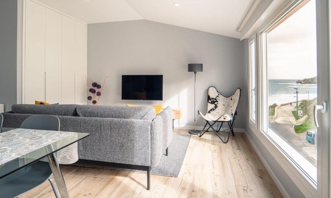 Malpica de Bergantinos Apartment | Oceanfront Family Retreat at APARTAMENTO PEDRADOURO