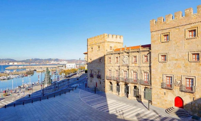 Cimadevilla Apartment | Family-Friendly Comfort at Apartamento Puerto Deportivo