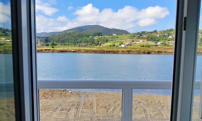 Navia Apartment | Inviting Apartamento Ría Navia: Pet & Child Friendly Stay