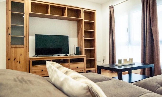 Souto Apartment | Cozy Apartamento Reyes Católicos: Family-Friendly Retreat
