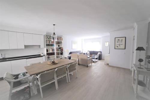 Poligono Alameda Apartment | Rialto 2: Family-Friendly Haven with Top Ratings