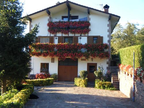 Baztan Apartment | Oceanfront Retreat: Apartamento Rural Oizalde, Rated 9.3/10