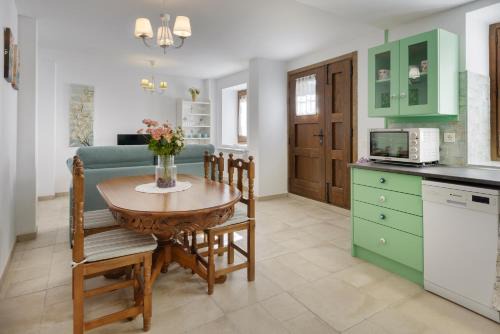 Anso Apartment | Pet-Friendly Retreat: Apartamento Rural Paloma Awaits You