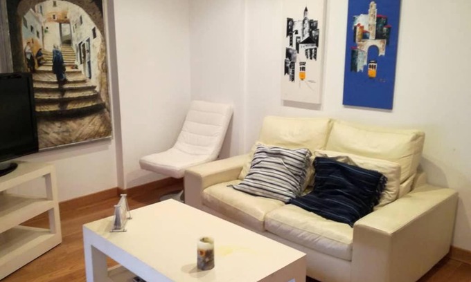 Sanxenxo Apartment | Beachside Retreat: Apartamento Sanxenxo, Steps from the Shore