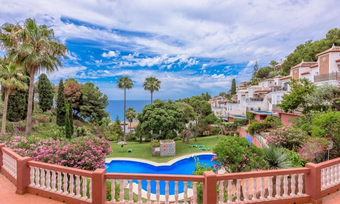 Urbanizacion Ladera del Mar Apartment | Oceanfront Apartment Sibarys with Pool and Family Amenities