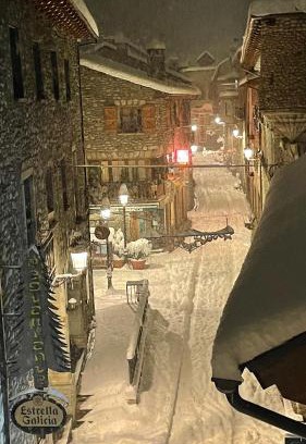 Benasque Apartment | Pet-Friendly Getaway at Apartamento Nievesol 24 in Benasque