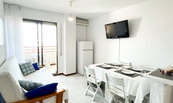 Oropesa del Mar Apartment | Family-Friendly Getaway at Anclamar II with Breakfast & Kitchen