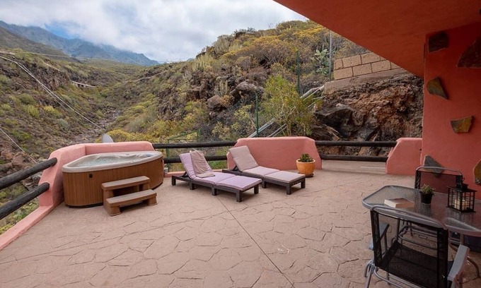 Adeje Apartment | Guest Rated 10/10: Apartamento Vulcano - Two Bedroom Escape