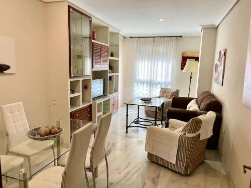 Poniente-Sur Apartment | Explore Apartamento Zoco Córdoba: Family-Friendly & Poolside