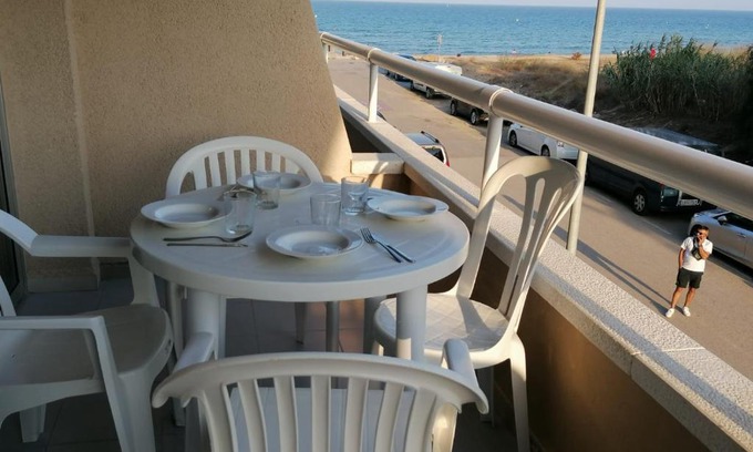 Els Griells Apartment | Experience Oceanfront Comfort at Apartamentos Argonavis
