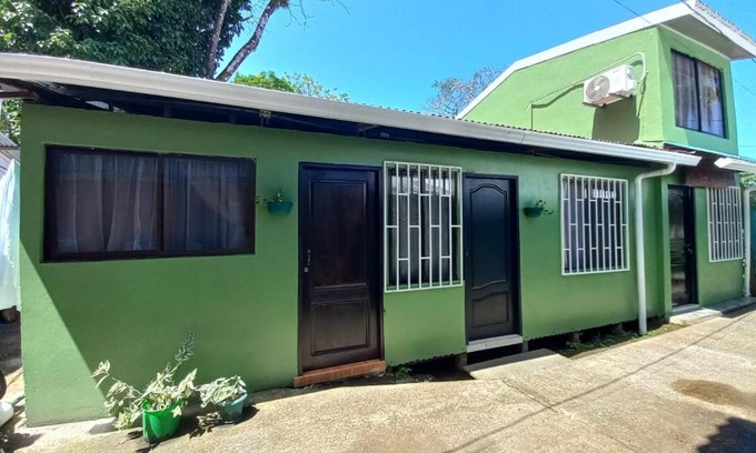 Tortuguero Apartment | Pet-Friendly Apartamentos Caimán Tortuguero with Ocean Views