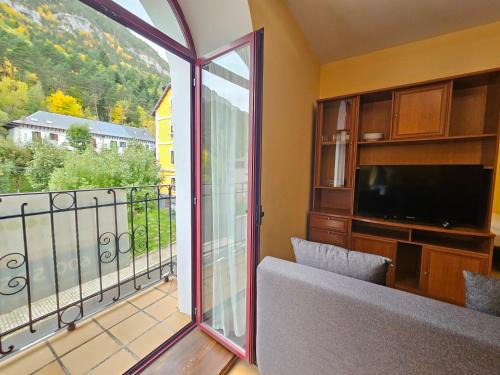 Canfranc-Estacion Apartment | Cozy Apartamentos Canfranc 3000: Pet & Child Friendly Stay