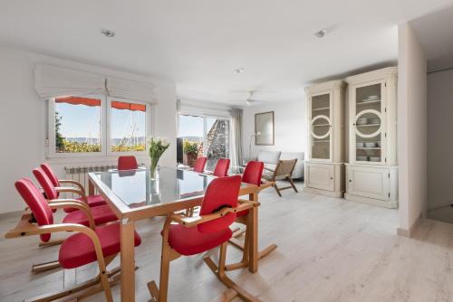 Portosin Apartment | Exquisite Grand Dúplex Portosín with Family-Friendly Amenities