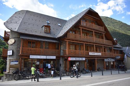Arties Apartment | Top-Rated Apartamentos Deth Camin Reiau with Family Amenities