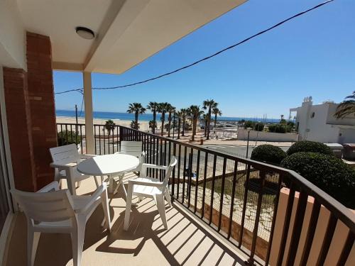 Torredembarra Apartment | Oceanfront Apartamentos Dins Mar: Guest Rated 9.3/10