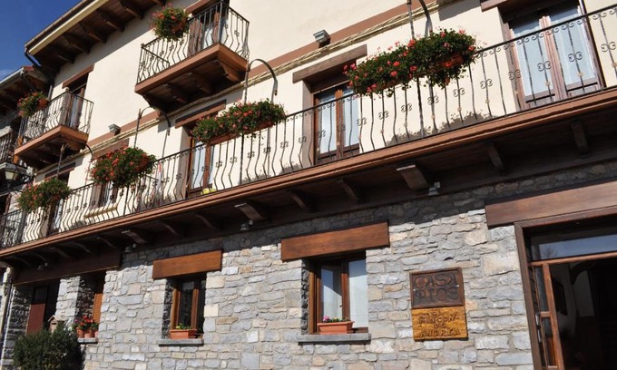 Biescas Apartment | Kid-Friendly Retreat at Apartamentos El Rincón de Andrea II