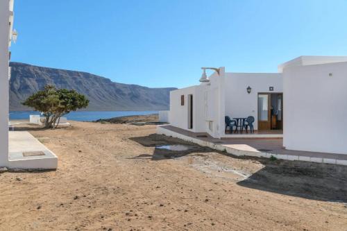 Caleta de Sebo Apartment | Oceanfront Apartments Flor - Rated 9.2/10 by Guests