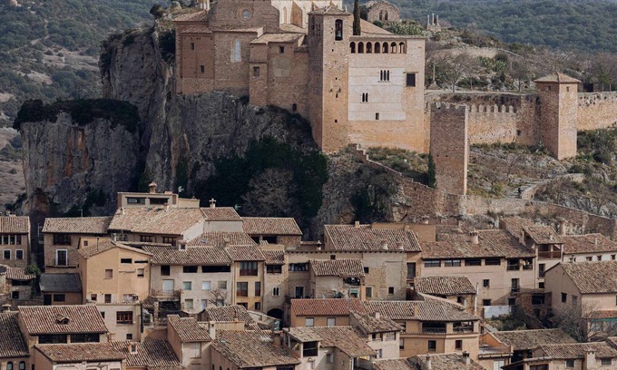 Alquezar Apartment | Family-Friendly Apartamentos Fuendebaños with Kitchenette