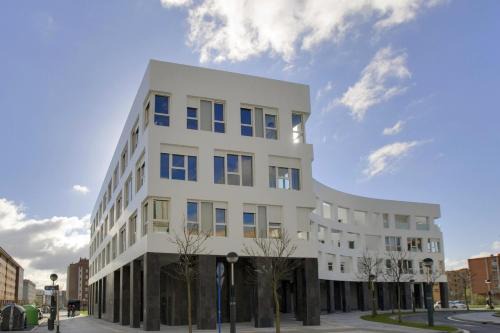 Arriaga-Lakua Apartment | Pet-Friendly Apartamentos Irenaz with Family Amenities