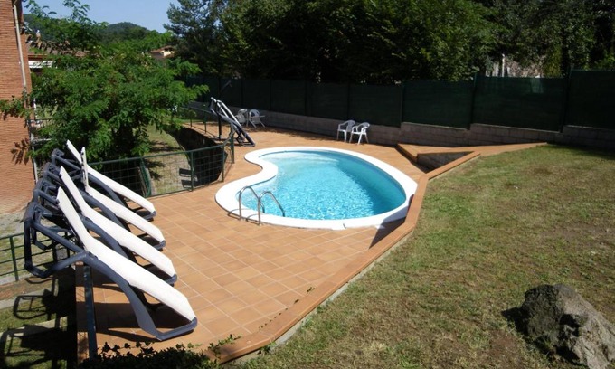 Can Blanc Apartment | Oceanfront Apartamentos la Francesa: Pool & Family-Friendly