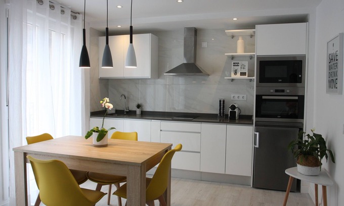 Haro Apartment | Comfortable Apartamentos La Herradura Balcon with Spa & Kitchen