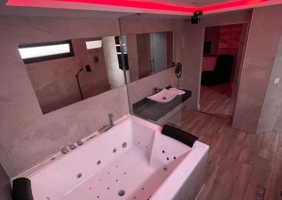 Linares Apartment | Relaxing Retreat at Apartamentos Las 7 Esencias with Hot Tub