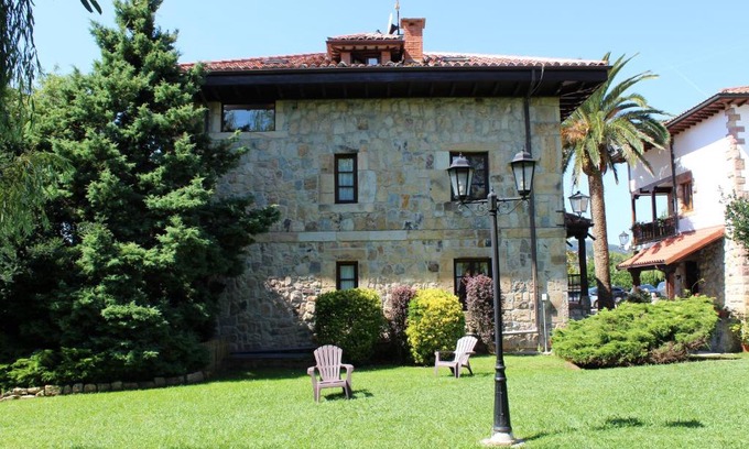 Santillana del Mar Apartment | Pet-Friendly Apartamentos Los Hidalgos with Ocean Views