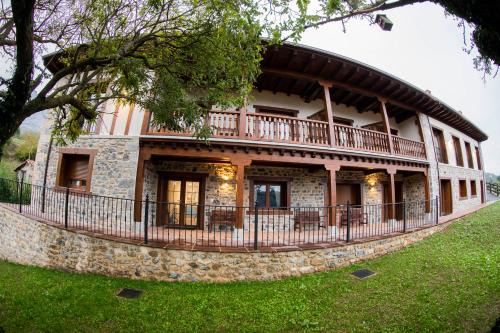 Cillorigo de Liebana Apartment | Pet-Friendly Apartamentos Los Picos de Europa with Ocean Views